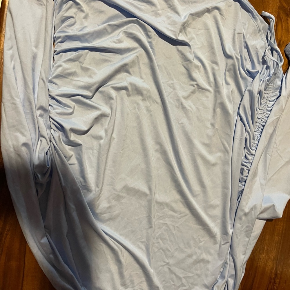 Under Armour Women’s long Sleeve Cinch Sides light Blue top